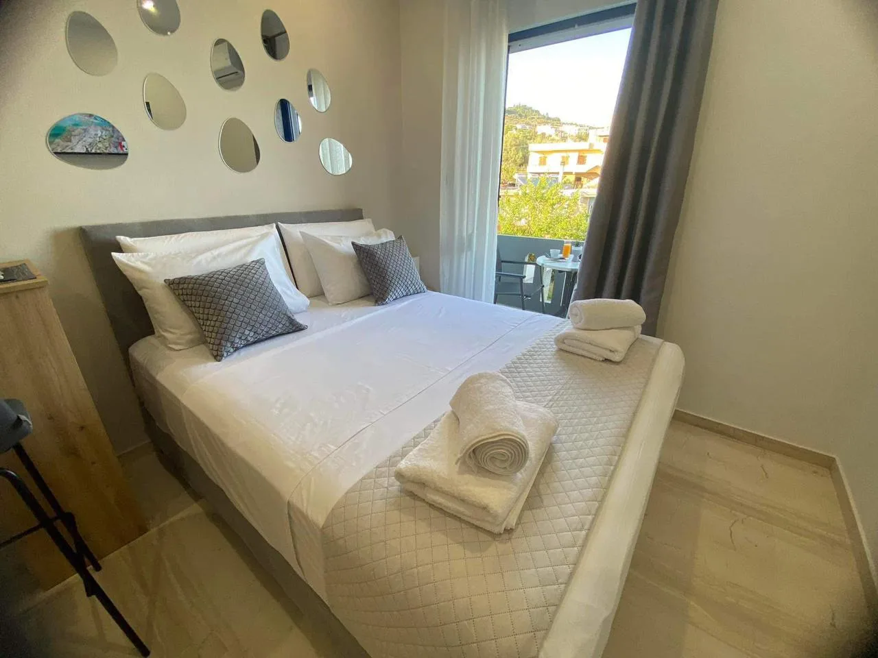 Room Two double bed with balcony light